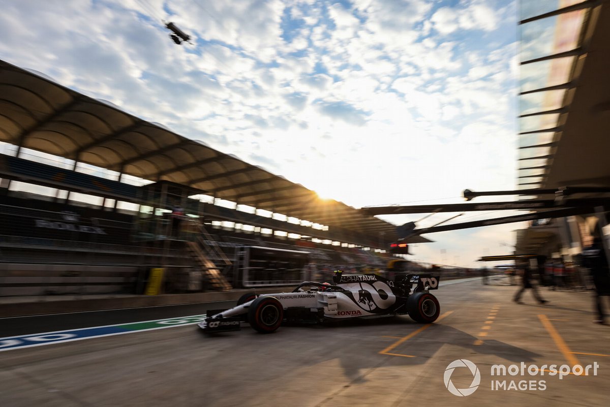 Pierre Gasly, AlphaTauri AT01, esce dal garage