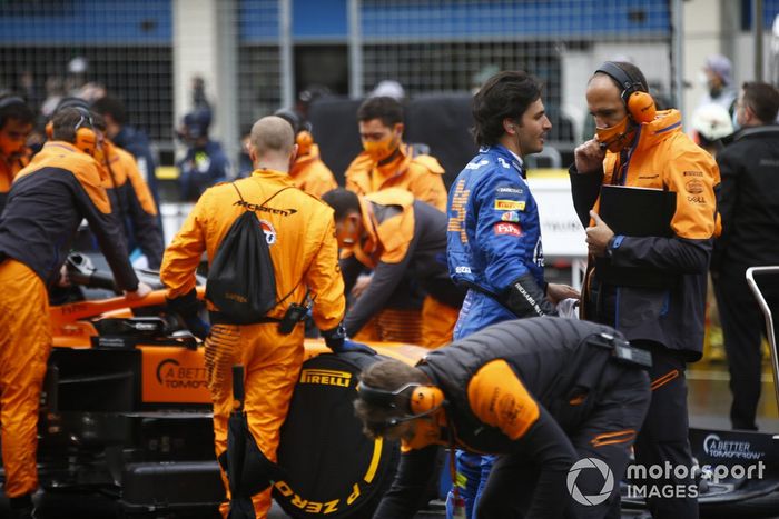 Carlos Sainz Jr., McLaren, y los miembros del equipo de McLaren 