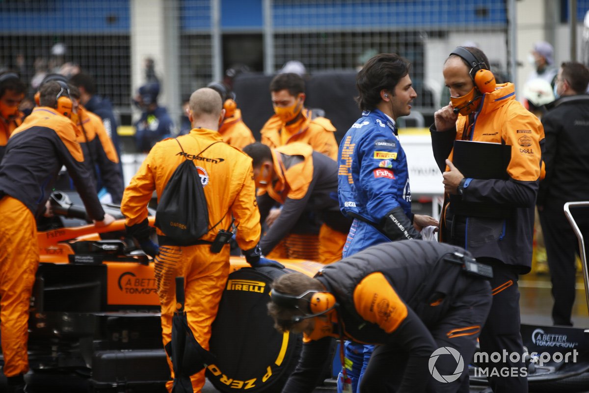 Carlos Sainz Jr., McLaren, y los miembros del equipo de McLaren