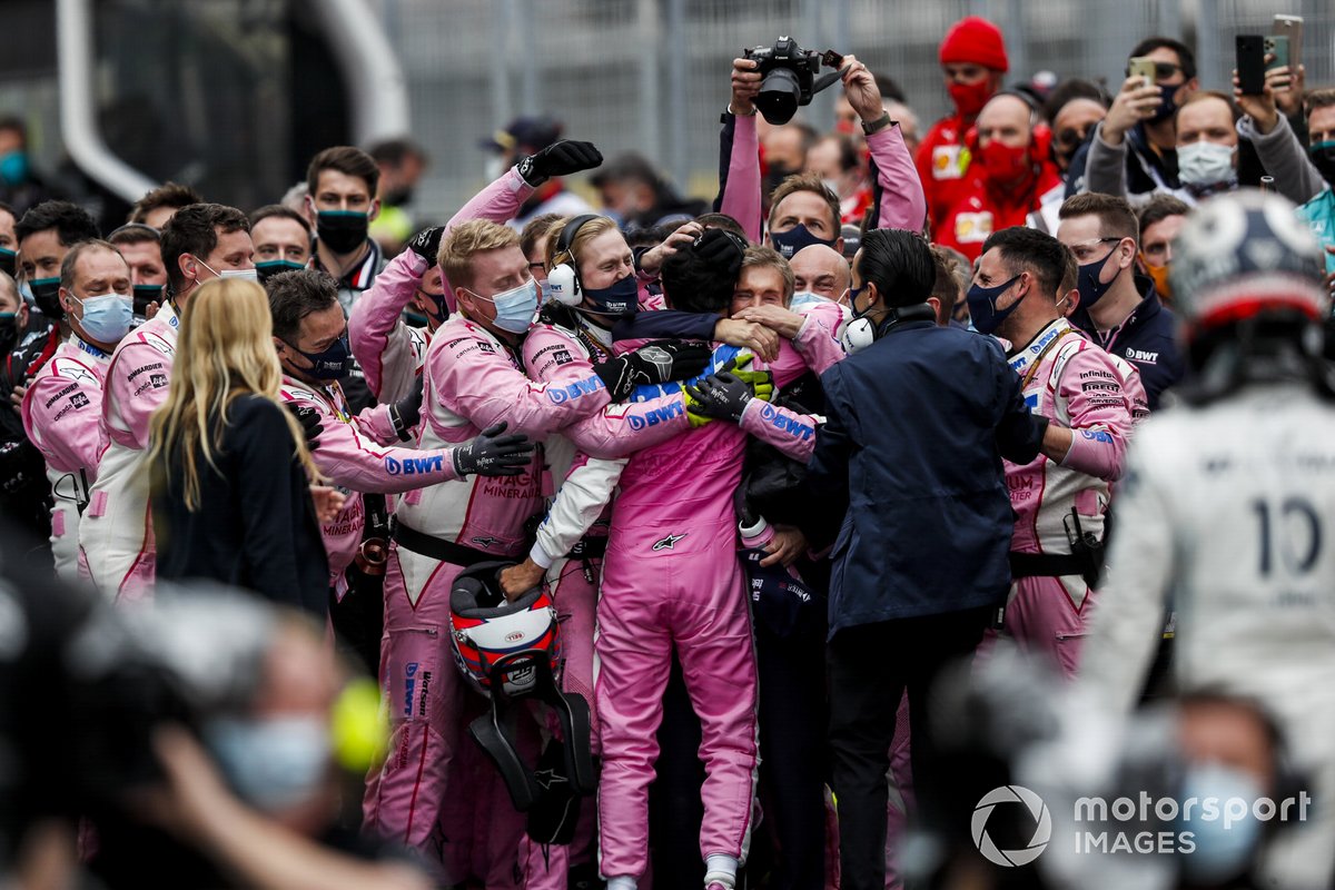 Segundo lugar Sergio Pérez, Racing Point celebra con el equipo en Parc Ferme