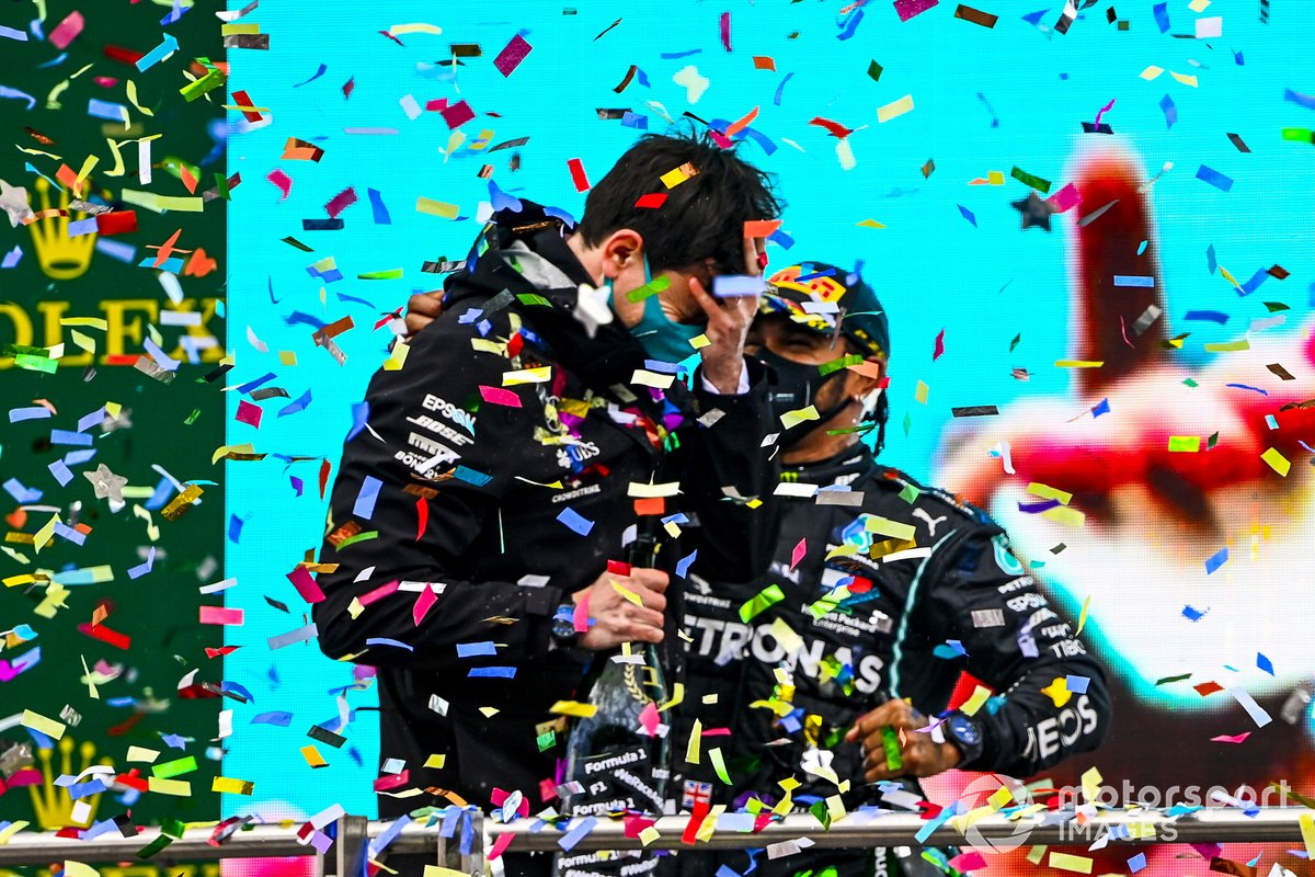 Podio: ganador y campeón del mundo Lewis Hamilton, Mercedes-AMG F1 con Toto Wolff, Director Ejecutivo Mercedes AMG