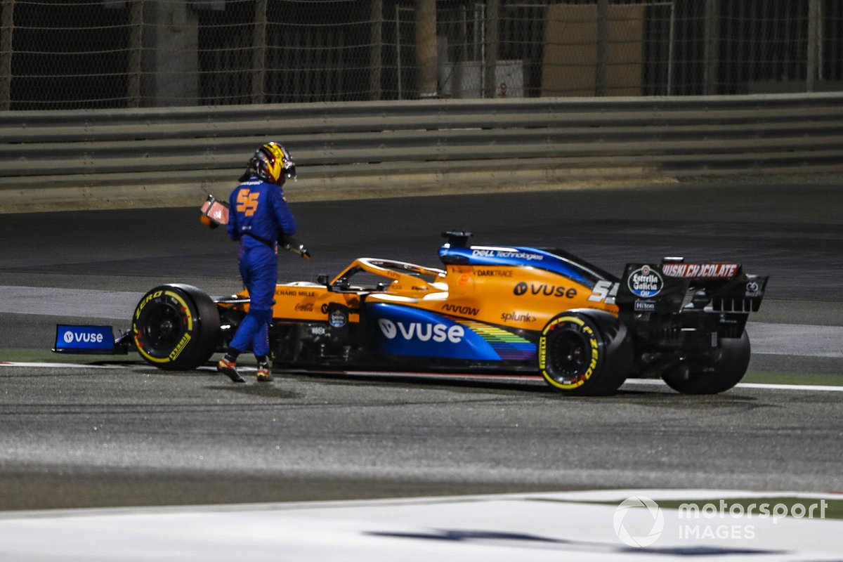 Карлос Сайнс смотрит на McLaren MCL35 после разворота