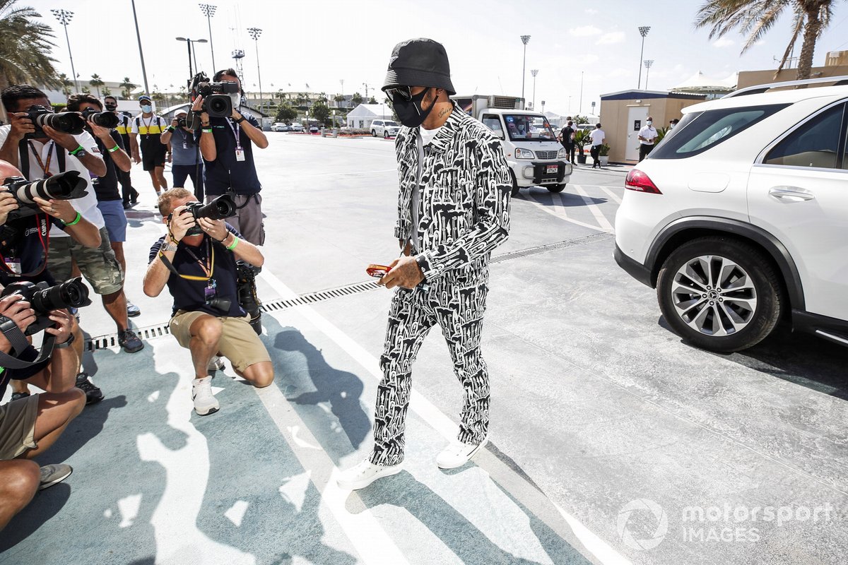 Lewis Hamilton, Mercedes-AMG F1, arriva nel paddock
