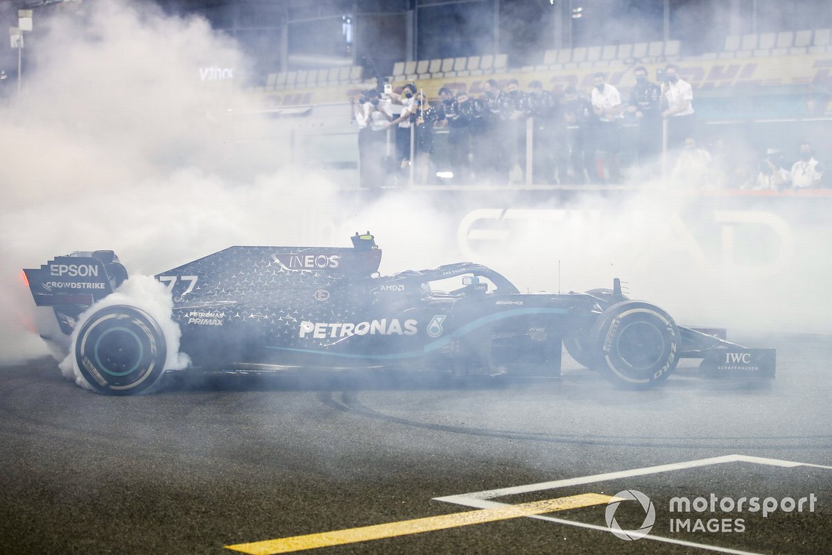 Valtteri Bottas, Mercedes F1 W11, secondo classificato, performa dei testacoda alla fine della gara