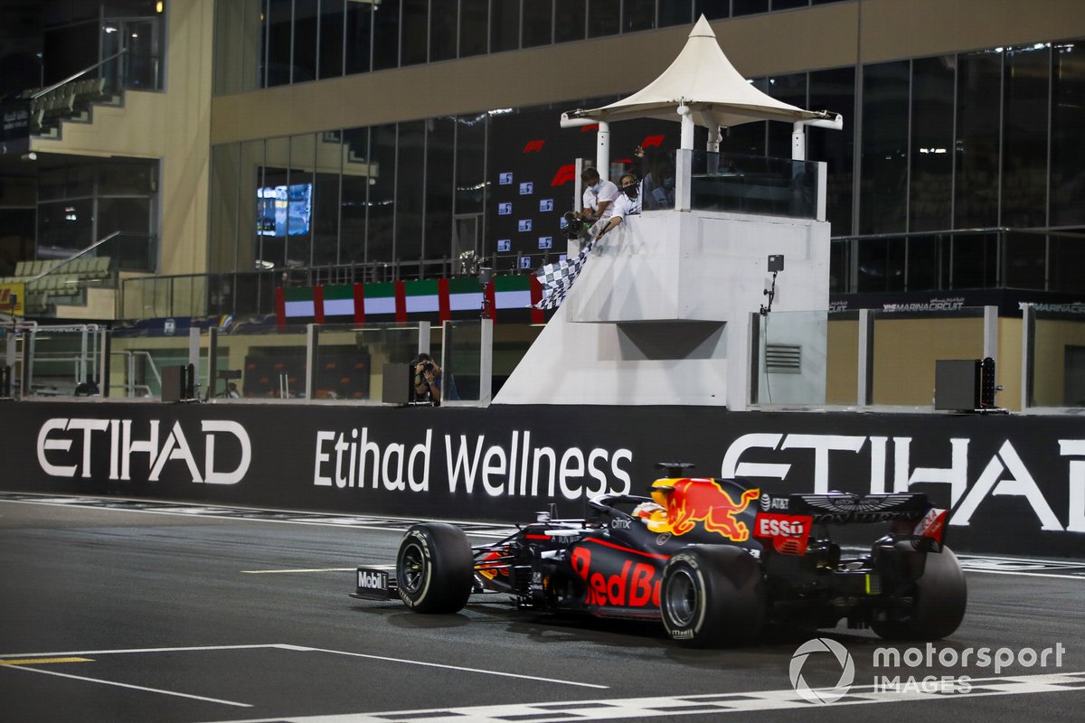 Max Verstappen, Red Bull Racing RB16, 1st position, takes the chequered flag