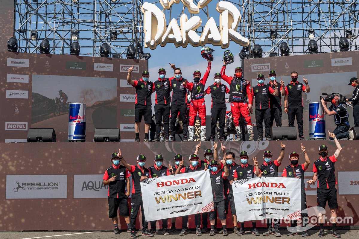 #47 Monster Energy Honda Team: Kevin Benavides e #1 Monster Energy Honda Team: Ricky Brabec festeggia con il team