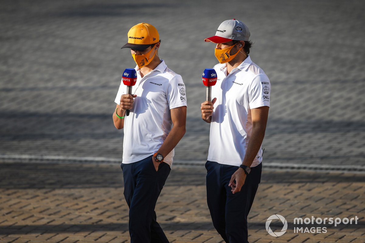 Lando Norris, McLaren, y Carlos Sainz Jr., McLaren