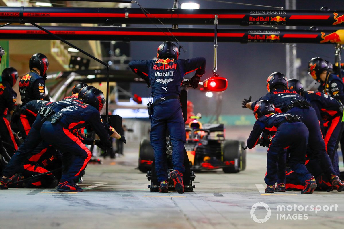Alex Albon, Red Bull Racing RB16, rientra ai box per un pitstop