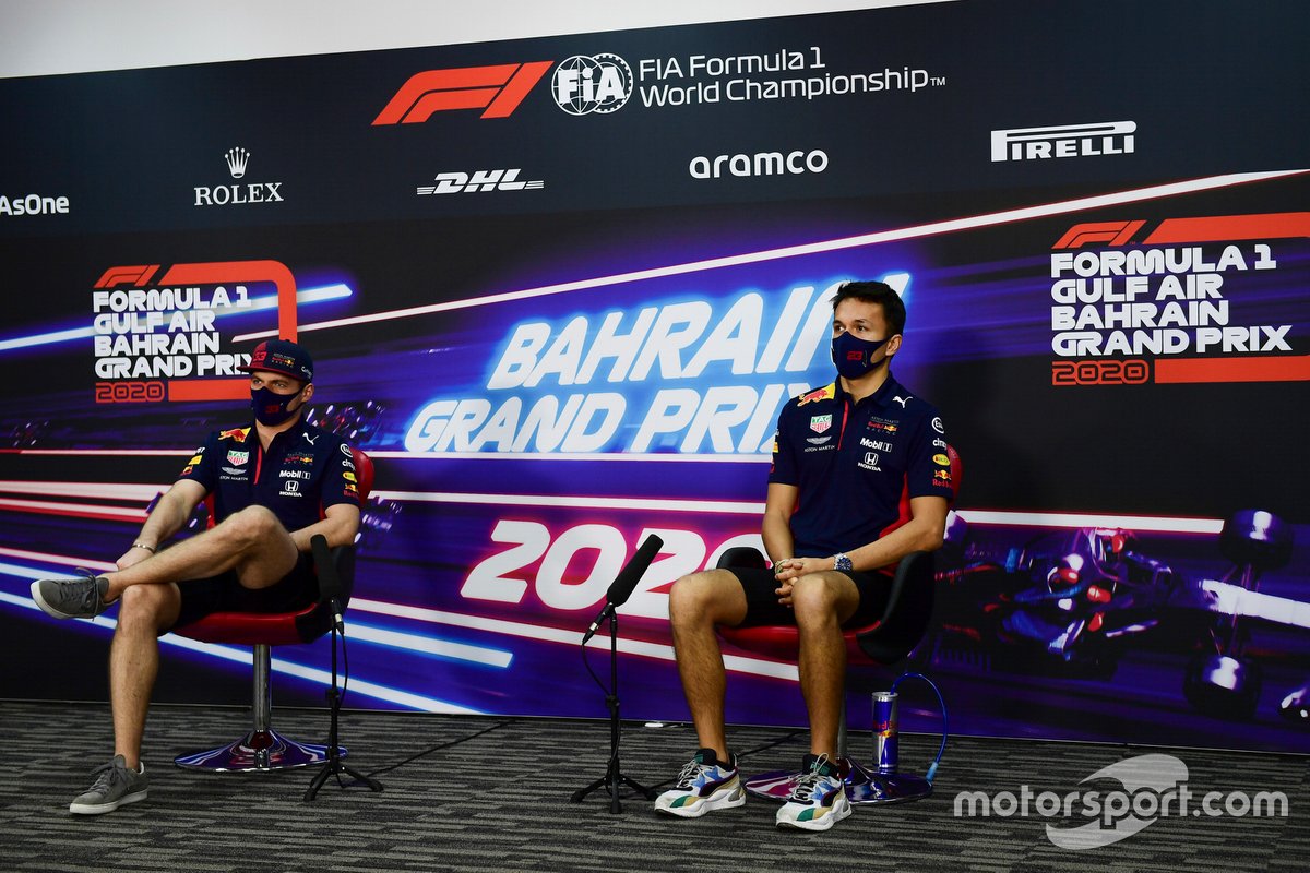 Max Verstappen, Red Bull Racing y Alex Albon, Red Bull Racing en la conferencia de prensa