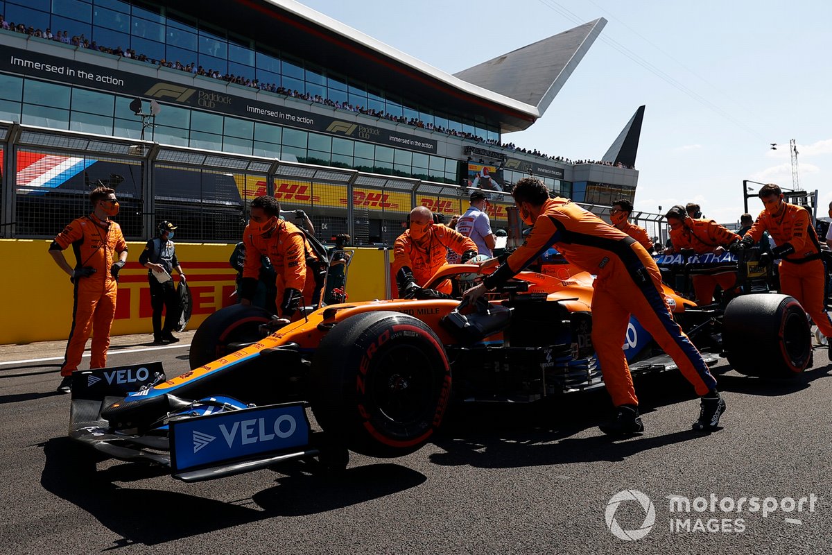 Daniel Ricciardo, McLaren MCL35M,sulla griglia di partenza