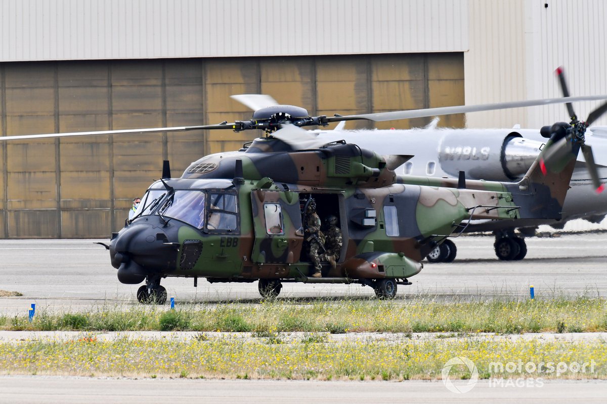 Un helicóptero NH90 TTH Caiman del ejército francés aterriza en el circuito
