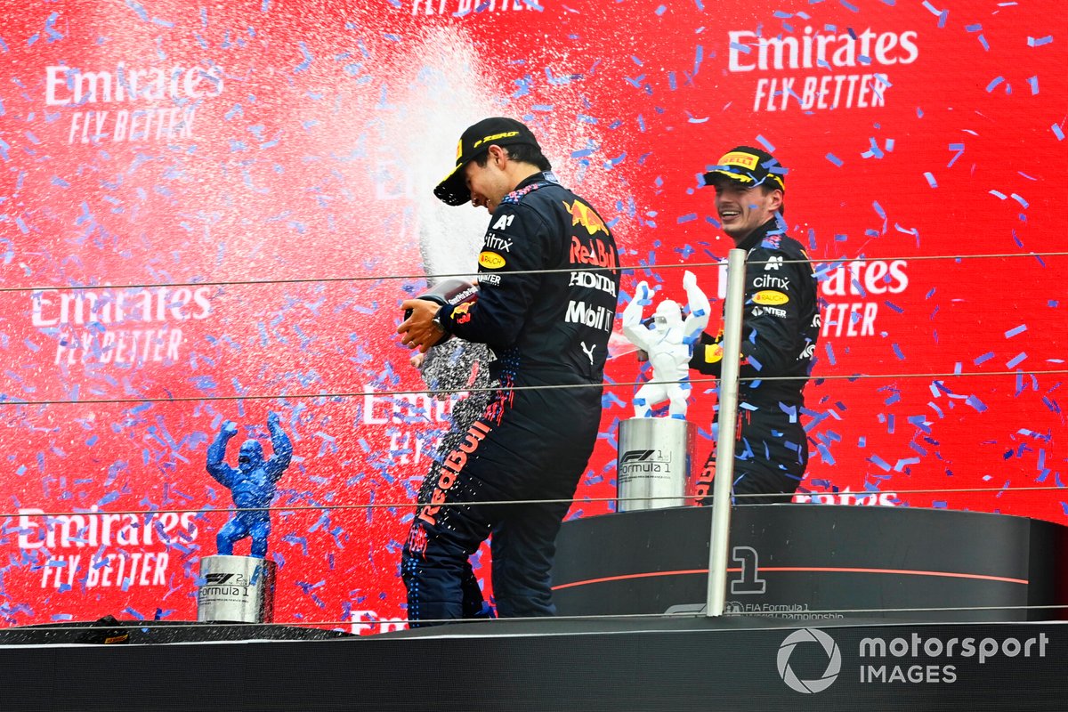 Podio: Gianpiero Lambiase, Ingeniero de carreras de Red Bull Racing, tercer lugar Sergio Pérez, Red Bull Racing, y ganador de la carrera Max Verstappen, Red Bull Racing