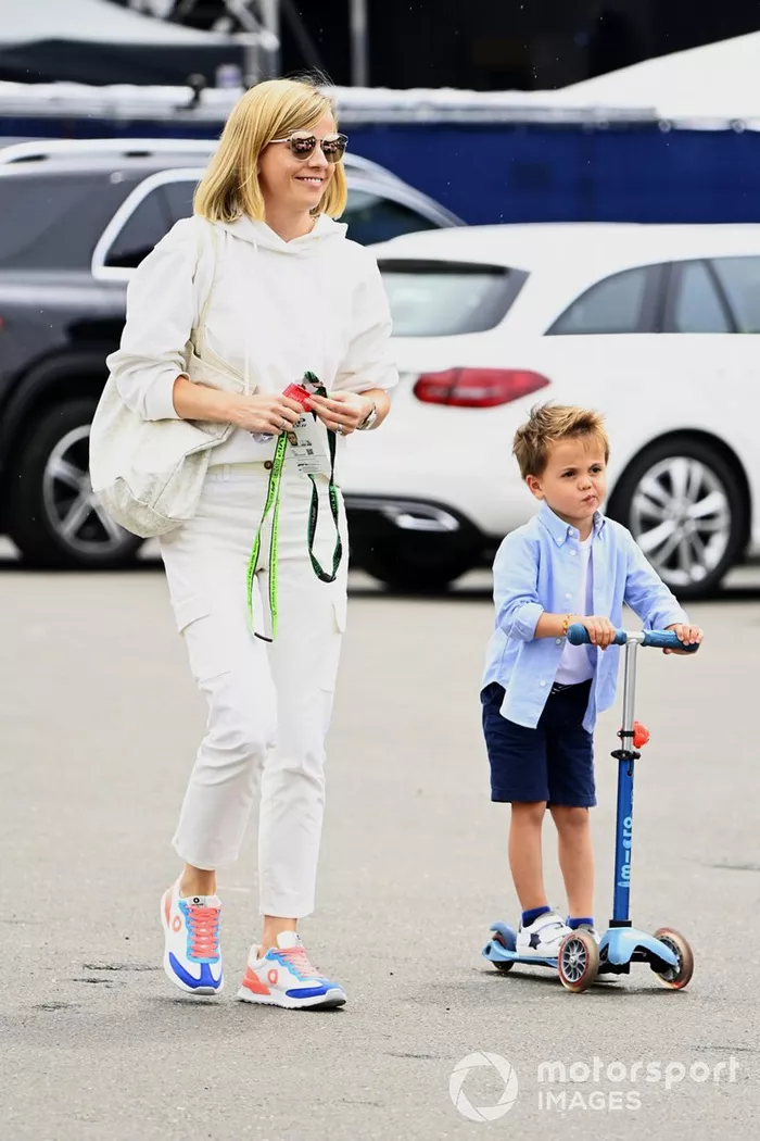 Susie Wolff y su hijo llegan al circuito