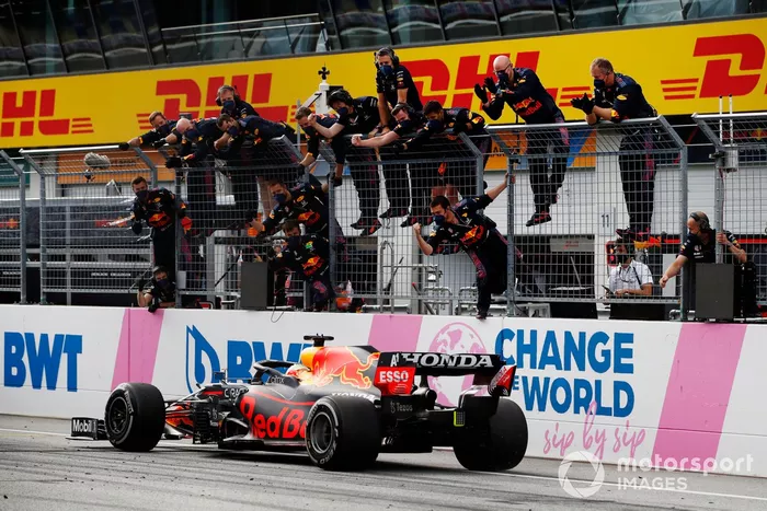 Max Verstappen, Red Bull Racing RB16B, cruza la línea de meta para ganar la carrera
