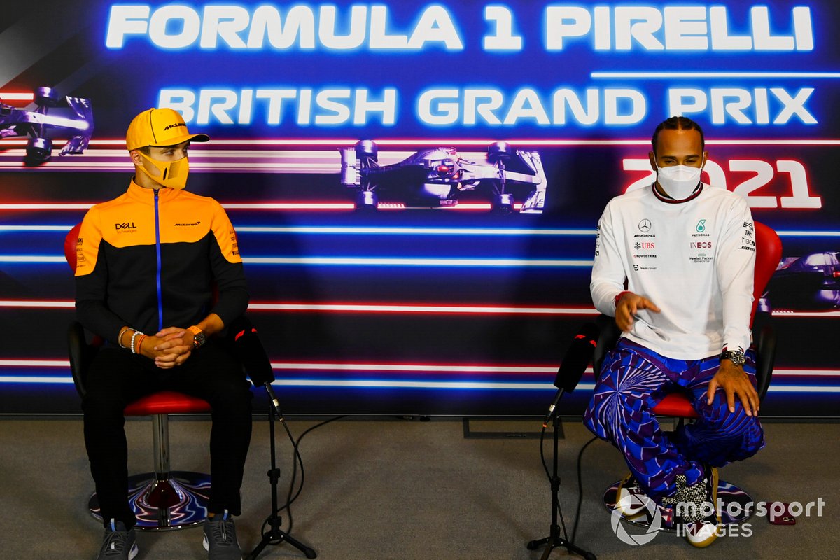 Lando Norris, McLaren, Lewis Hamilton, Mercedes, en la conferencia de prensa