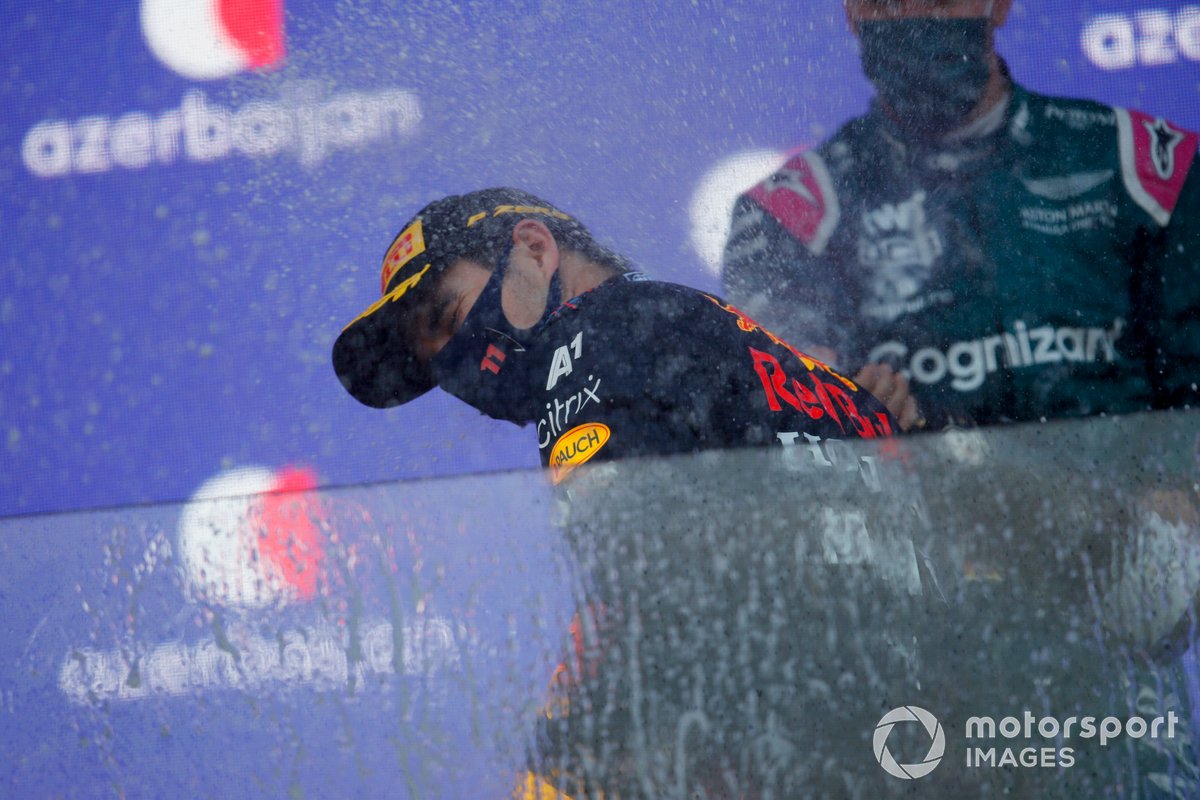 Podio: ganador de la carrera Sergio Pérez, Red Bull Racing
