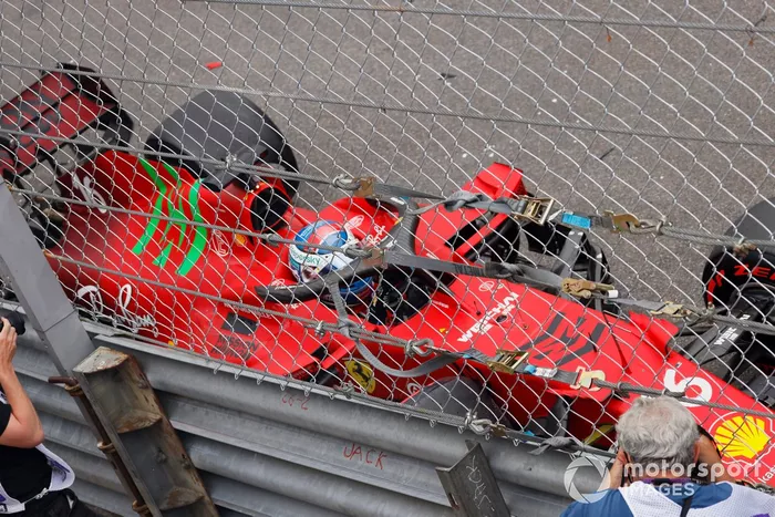 Charles Leclerc, Ferrari SF21, sale de su monoplaza tras estrellarse