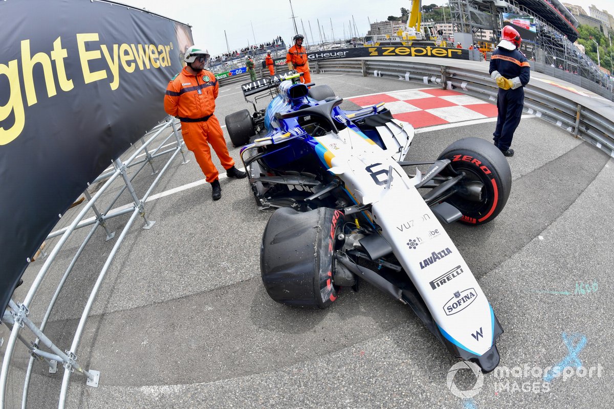 I commissari con l'auto danneggiata di Nicholas Latifi, Williams FW43B