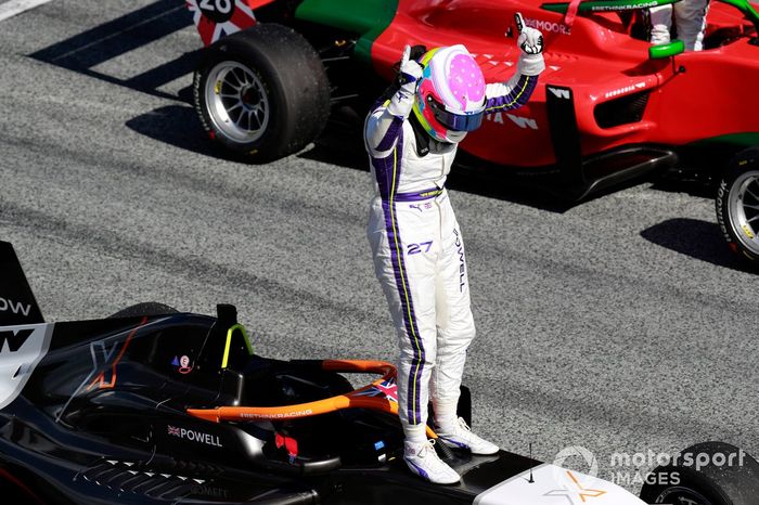 Ganadora Alice Powell celebran en Parc Ferme