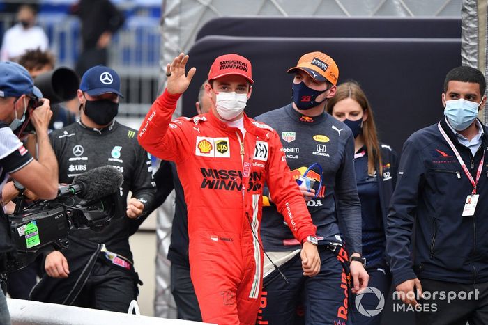 Ganador de la pole, Charles Leclerc, de Ferrari, y Max Verstappen, de Red Bull Racing, en el Parc Ferme