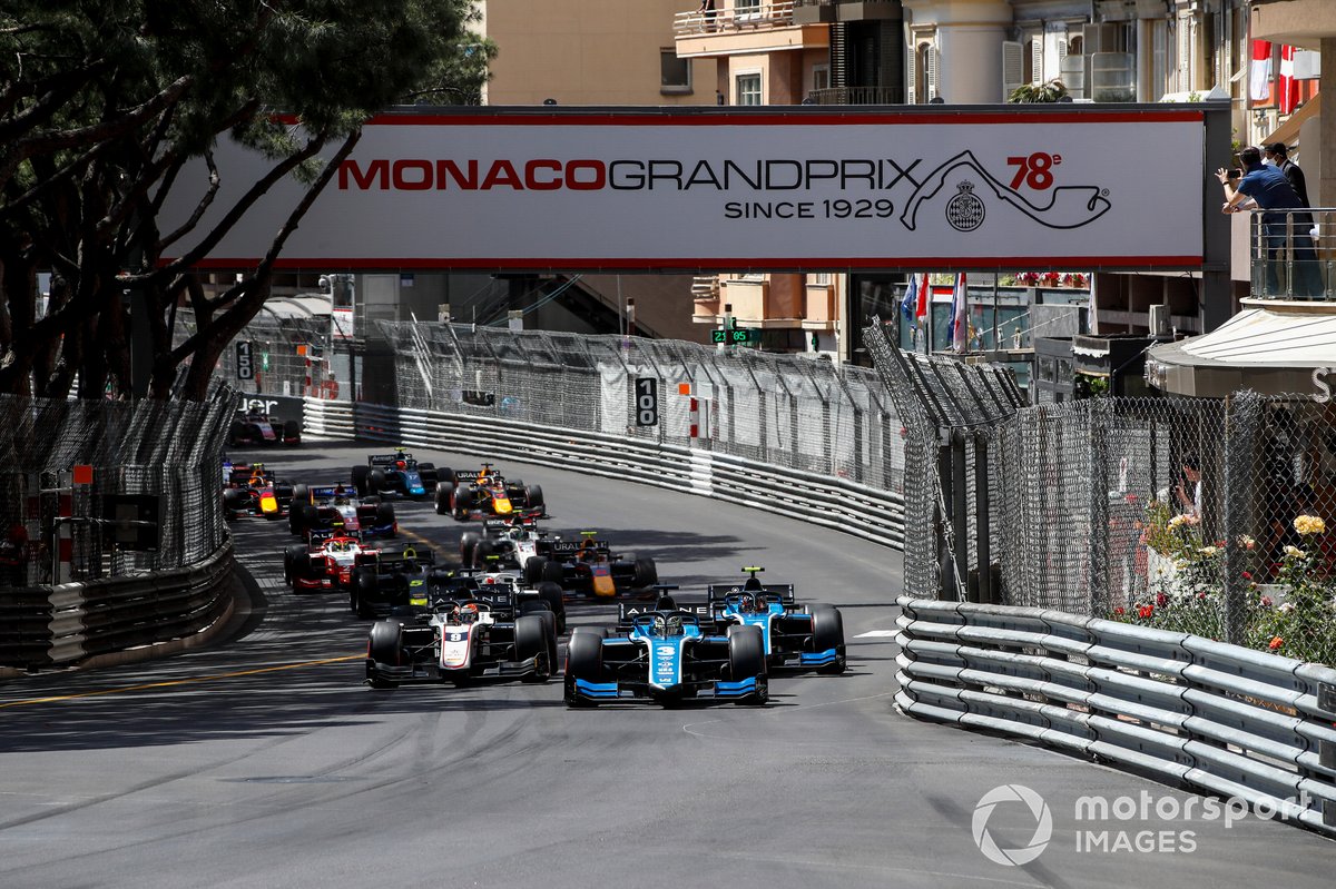 Guanyu Zhou, Uni-Virtuosi Racing lidera por delante de Felipe Drugovich, Uni-Virtuosi y Christian Lundgaard, ART Grand Prix, al inicio de la carrera