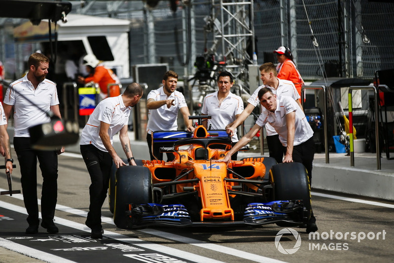 El McLaren MCL33 de Fernando Alonso vuelve a boxes