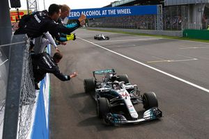 Le vainqueur Lewis Hamilton, Mercedes AMG F1 W09