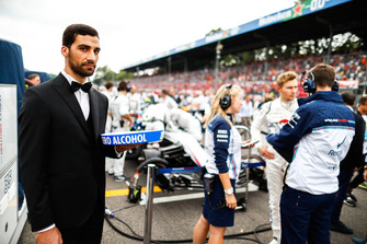 A model serving drinks on the grid with the Williams team