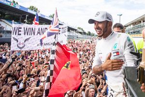 Le vainqueur Lewis Hamilton, Mercedes AMG F1 fête sa victoire avec les fans