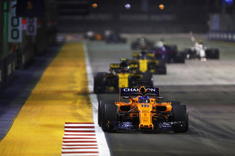 Fernando Alonso, McLaren MCL33 ve Carlos Sainz Jr., Renault Sport F1 Team R.S. 18, ve Nico Hulkenberg, Renault Sport F1 Team R.S. 18