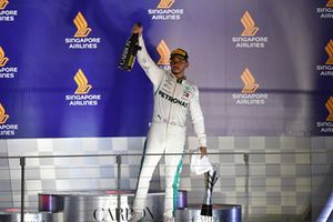 Lewis Hamilton, Mercedes AMG F1, festeggia sul podio con lo champagne