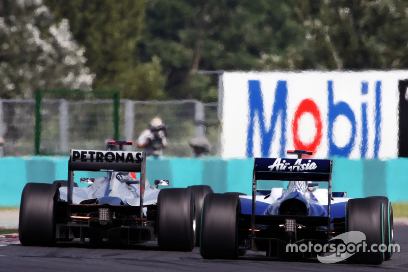 Michael Schumacher, Mercedes GP MGP W01 et Rubens Barrichello, Williams FW32, en lutte