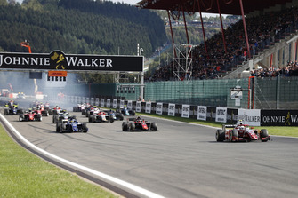 Start van de race met Nyck De Vries, PREMA Racing aan de leiding