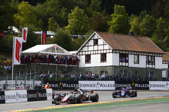 Kevin Magnussen, Haas F1 Team VF-18, leads Pierre Gasly, Toro Rosso STR13, on the formation lap