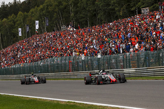 Romain Grosjean, Haas F1 Team VF-18 ve Kevin Magnussen, Haas F1 Team VF-18