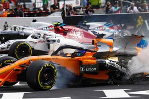 Charles Leclerc, Sauber C37, Fernando Alonso, McLaren MCL33 chocan al inicio de la carrera