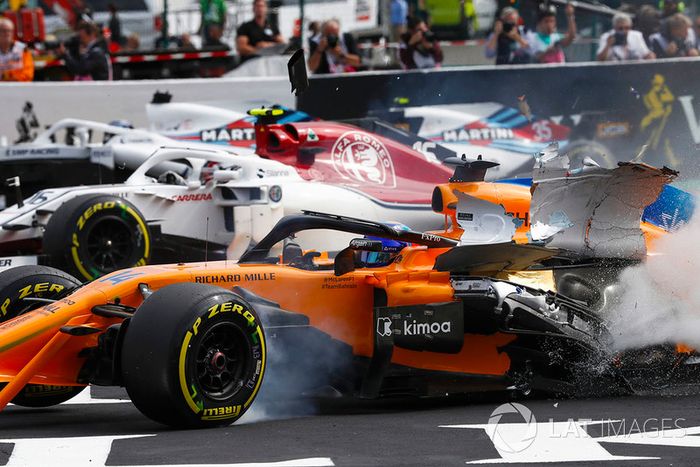 Charles Leclerc, Sauber C37, Fernando Alonso, McLaren MCL33 
