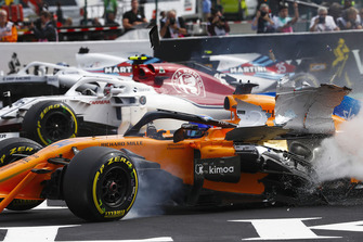 Charles Leclerc, Sauber C37, Fernando Alonso, McLaren MCL33 start kazası