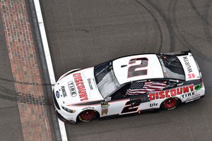 Brad Keselowski, Team Penske, Ford Fusion Discount Tire celebra su victoria.