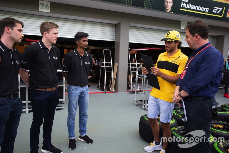 Participantes de la Academia de Ingeniería de Infiniti con James Allen y Carlos Sainz Jr., Renault Sport F1 Team