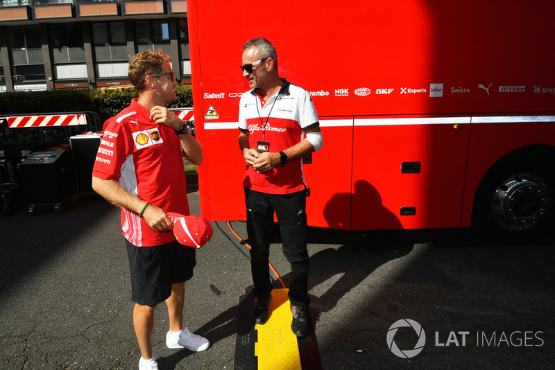 Гонщик Ferrari Себастьян Феттель и менеджер Alfa Romeo Sauber Бит Цендер