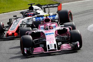 Esteban Ocon, Racing Point Force India VJM11, Romain Grosjean, Haas F1 Team VF-18