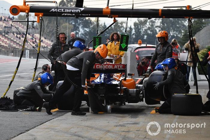 Carlos Sainz Jr., McLaren MCL34 pit stop