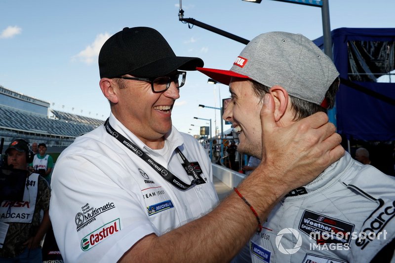 Il vincitore del Motul Pole Award #77 Mazda Team Joest Mazda DPi, DPi: Oliver Jarvis con il direttore del Motorsport Mazda John Doonan