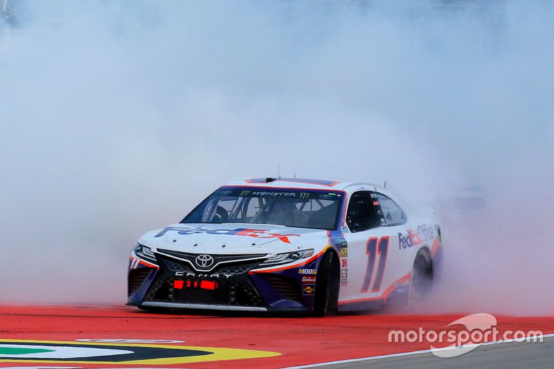 Ganador, Denny Hamlin, Joe Gibbs Racing, Toyota Camry FedEx Office