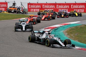 Lewis Hamilton, Mercedes AMG F1 W10 devance Valtteri Bottas, Mercedes AMG W10 au départ de la course