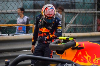 Pierre Gasly, Red Bull Racing, dans le Parc Fermé après la course