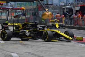 Daniel Ricciardo, Renault F1 Team R.S.19, in the pits during practice