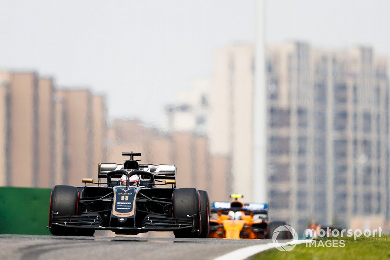 Romain Grosjean, Haas F1 Team VF-19, leads Lando Norris, McLaren MCL34