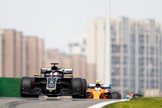 Romain Grosjean, Haas F1 Team VF-19, Lando Norris, McLaren MCL34